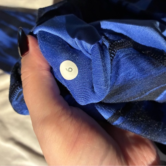 GUC Lululemon Blue and Black 23” Crops Size 6 - Picture 4 of 4
